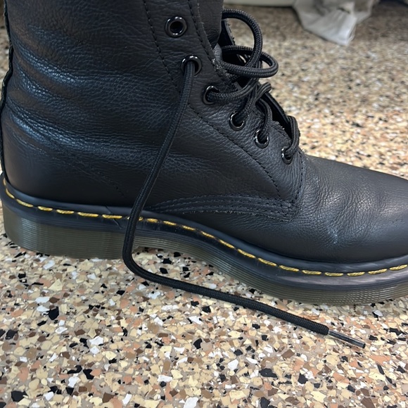 Size 8 cute Dr. Martens color black - Picture 3 of 5